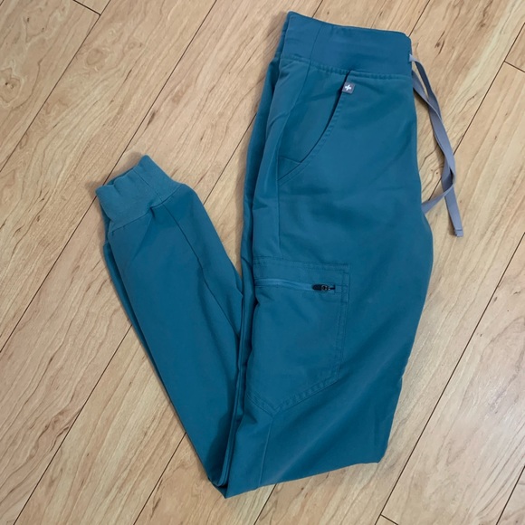 Figs Women’s Zamora Jogger HydroGreen Scrubs - Picture 4 of 9